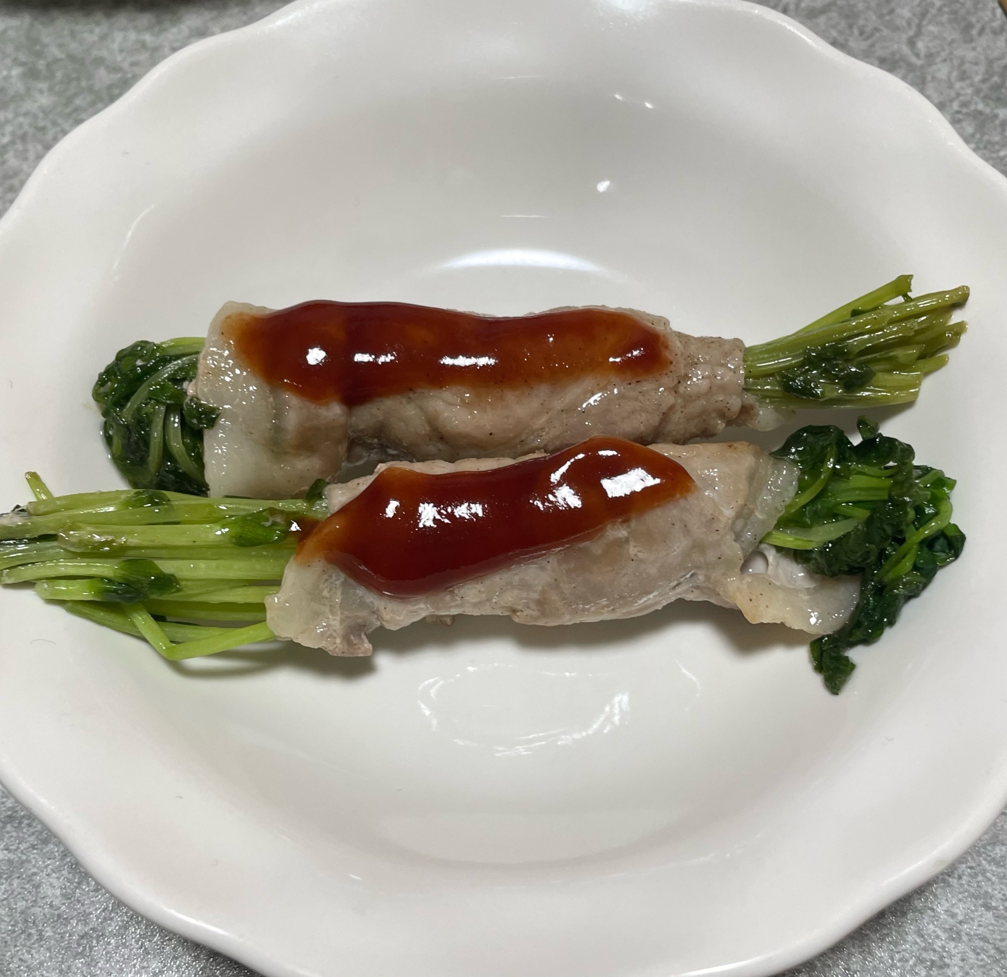 豆苗の豚肉巻き(ソースがけ)