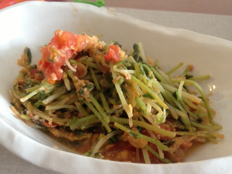 楽メシ!豆苗でトマトチャンプルー