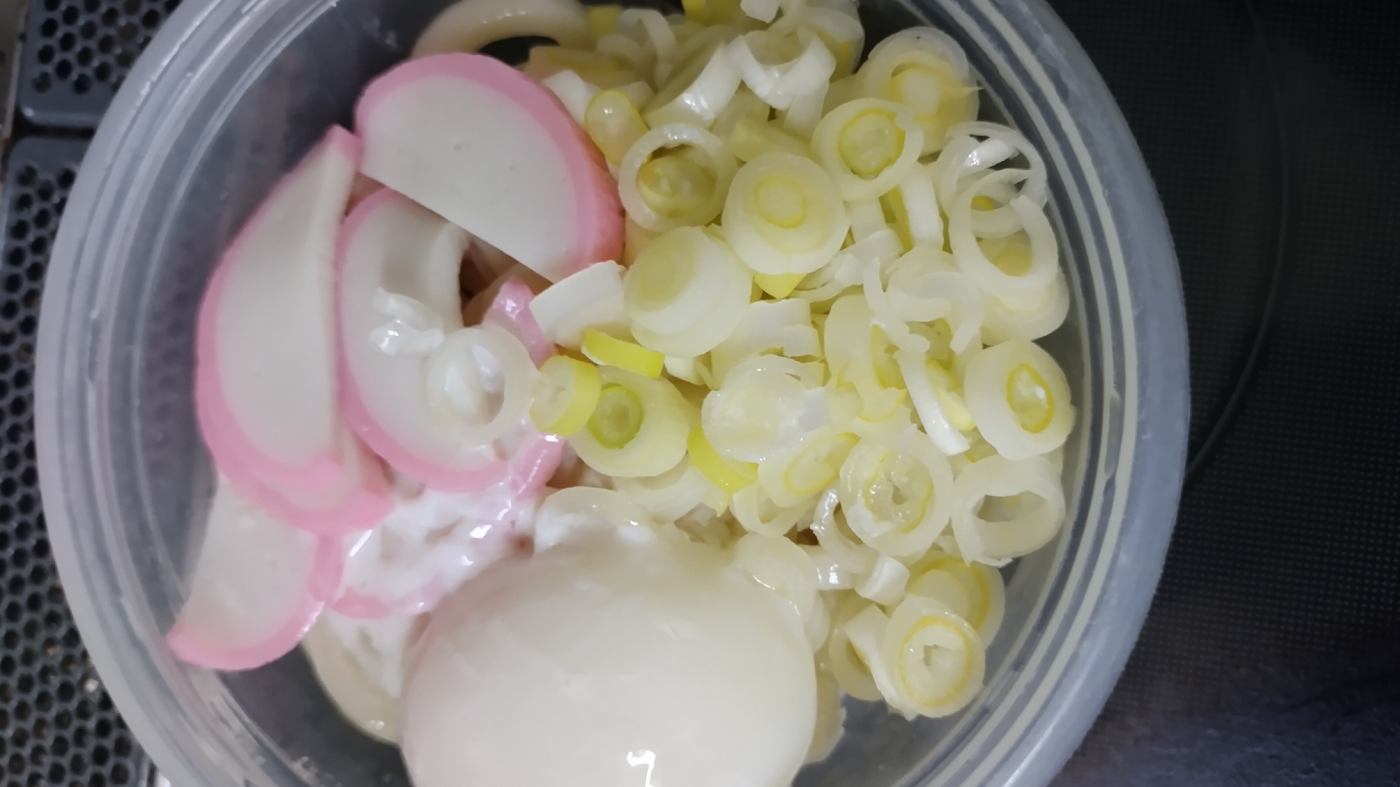 かまぼこと白ねぎの温玉ぶっかけうどん