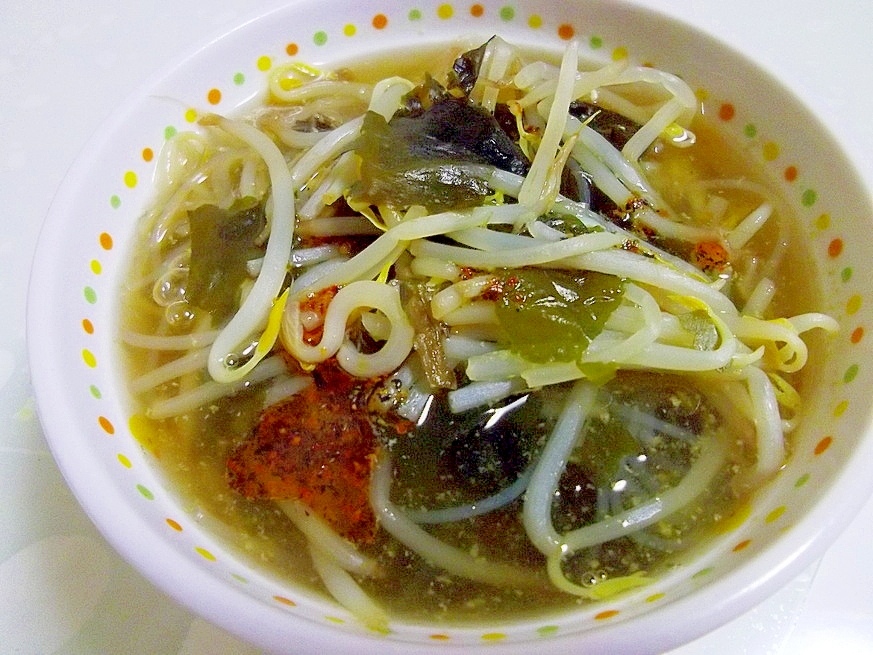 昆布茶で簡単♪もやしとわかめと春雨のスープ