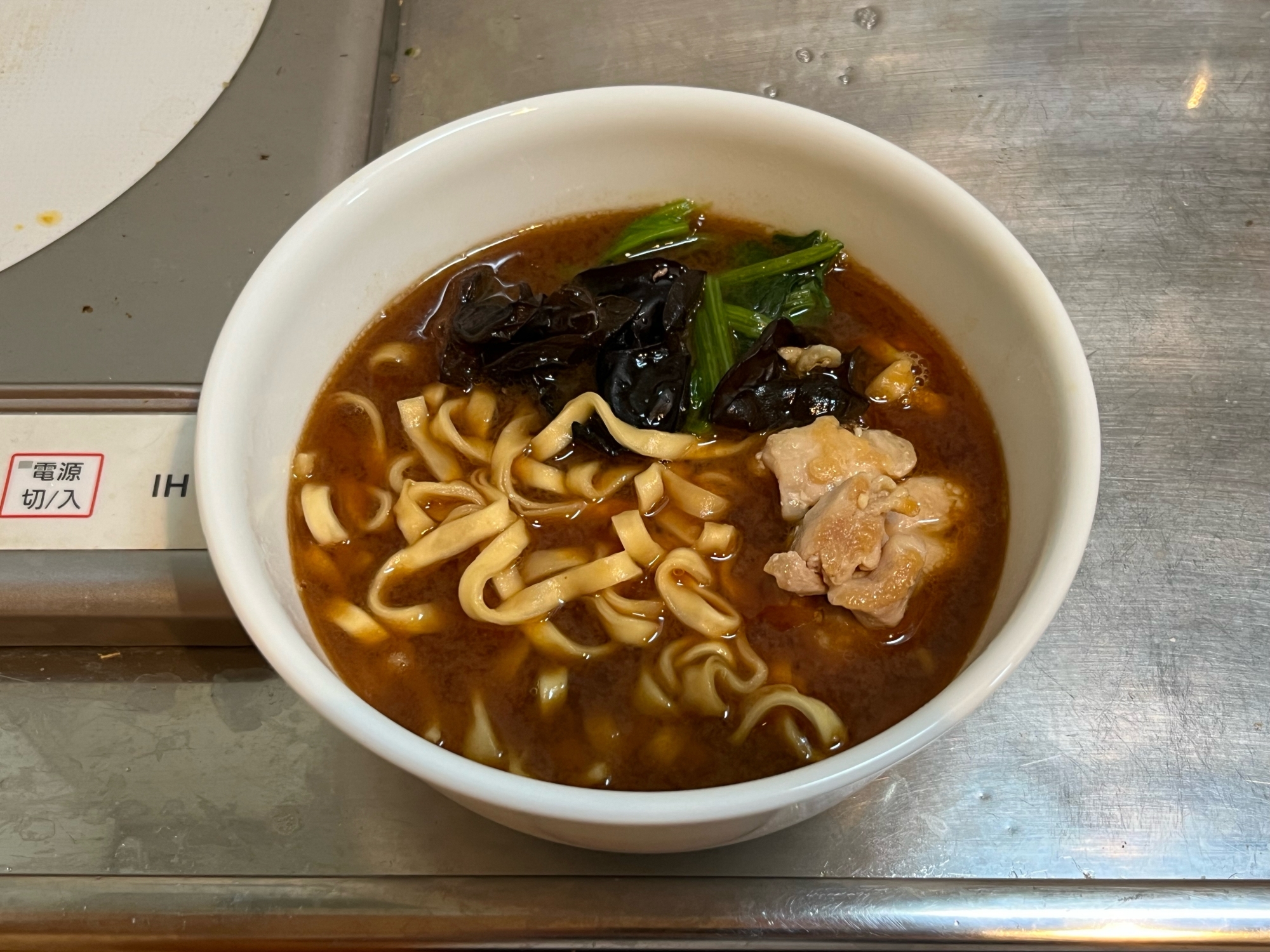 きくらげと鶏もも肉とほうれん草の味噌煮込みうどん