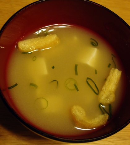 油揚げと豆腐の味噌汁