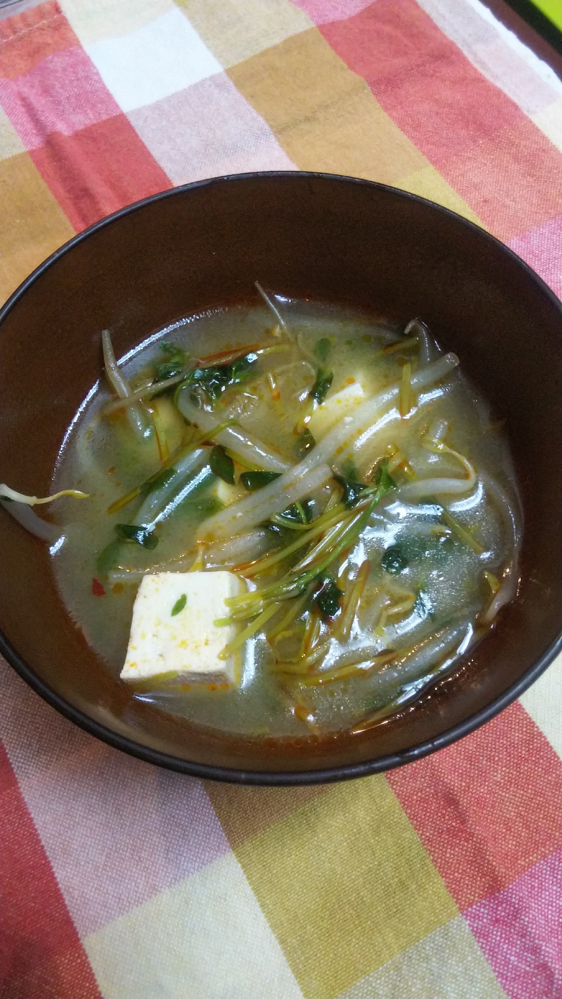 ピリ辛☆もやし・豆苗・豆腐の味噌汁