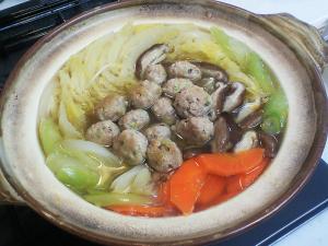 野菜いっぱいのとり肉団子鍋／コンソメスープ仕立て