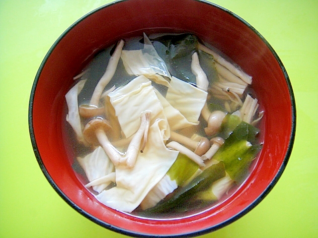 湯葉とわかめしめじの和風スープ