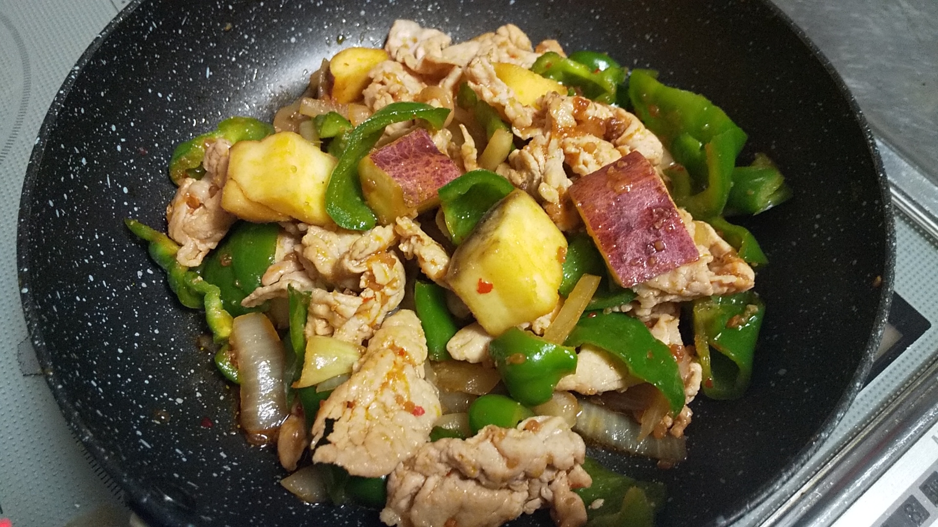 豚肉ピーマンとさつま芋のピリ辛醤油麹炒め