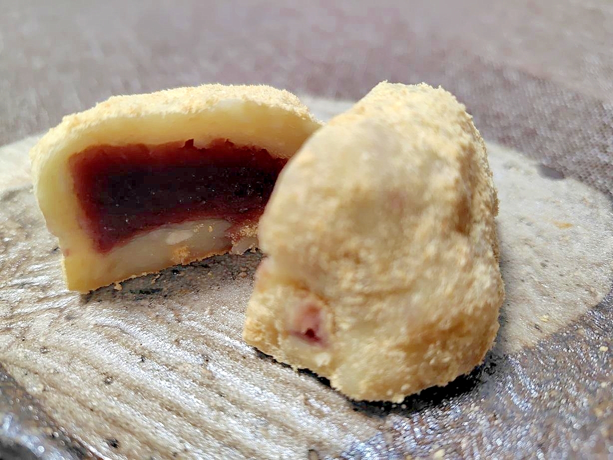 時間経っても柔らかい小豆餡を包んだから芋団子