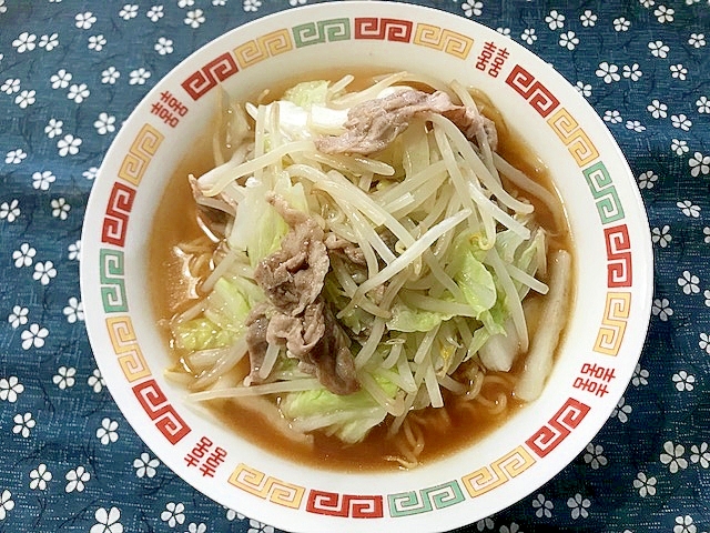 蒸し豚肉と白菜ともやしの味噌ラーメン