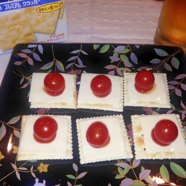 簡単おつまみ チーズとトマトとクラッカー レシピ 作り方 By かずきちsp 楽天レシピ 簡単おつまみ チーズとトマトとクラッカー レシピ 作り方 By かずきちsp 楽天レシピ