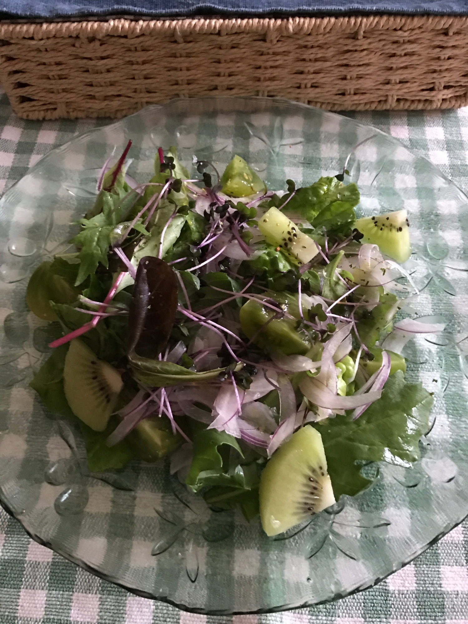 キウイと野菜のサラダ