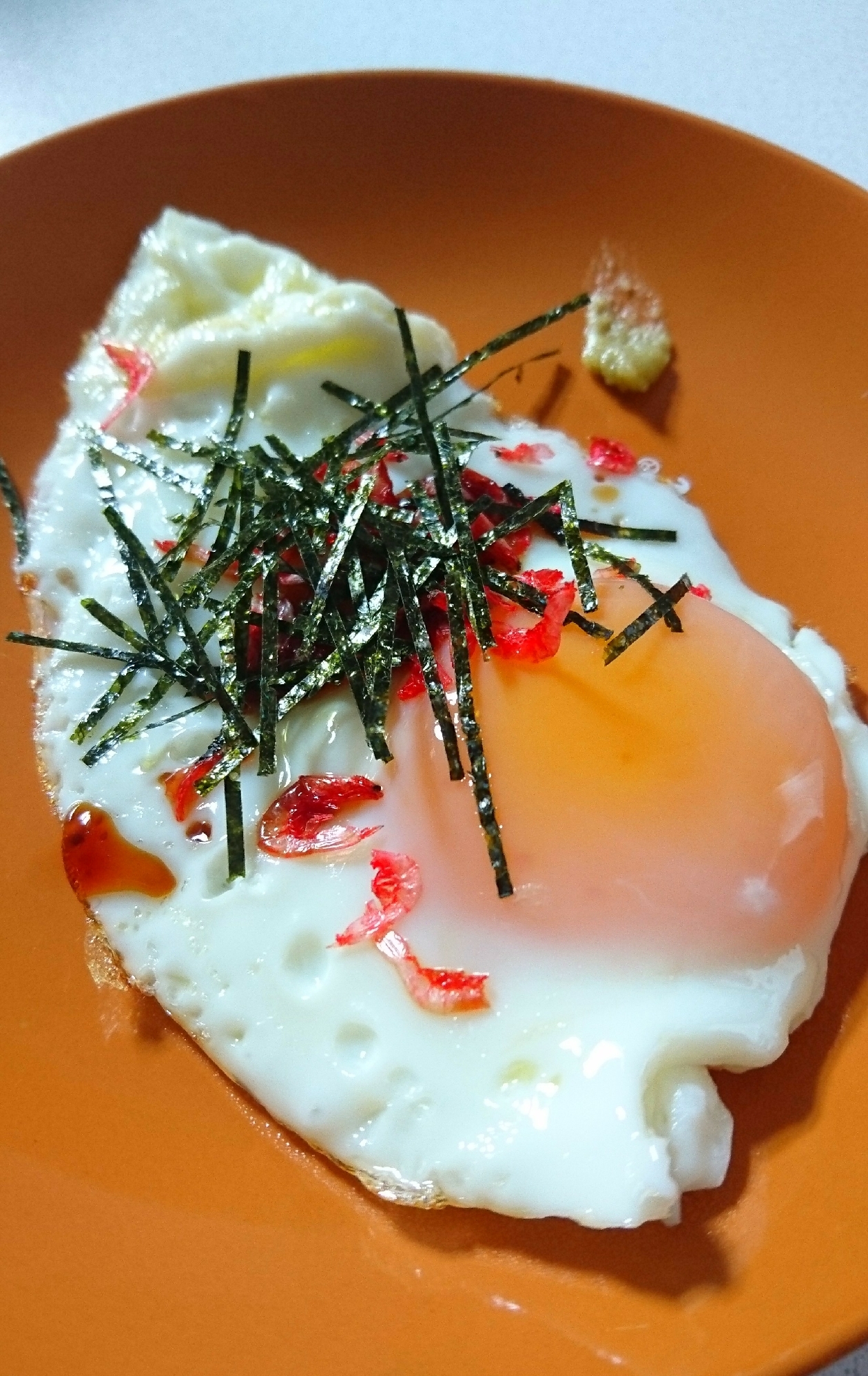 香ばしい♪小エビと刻み海苔で和風目玉焼き