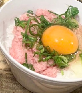 卵黄のせネギトロ丼