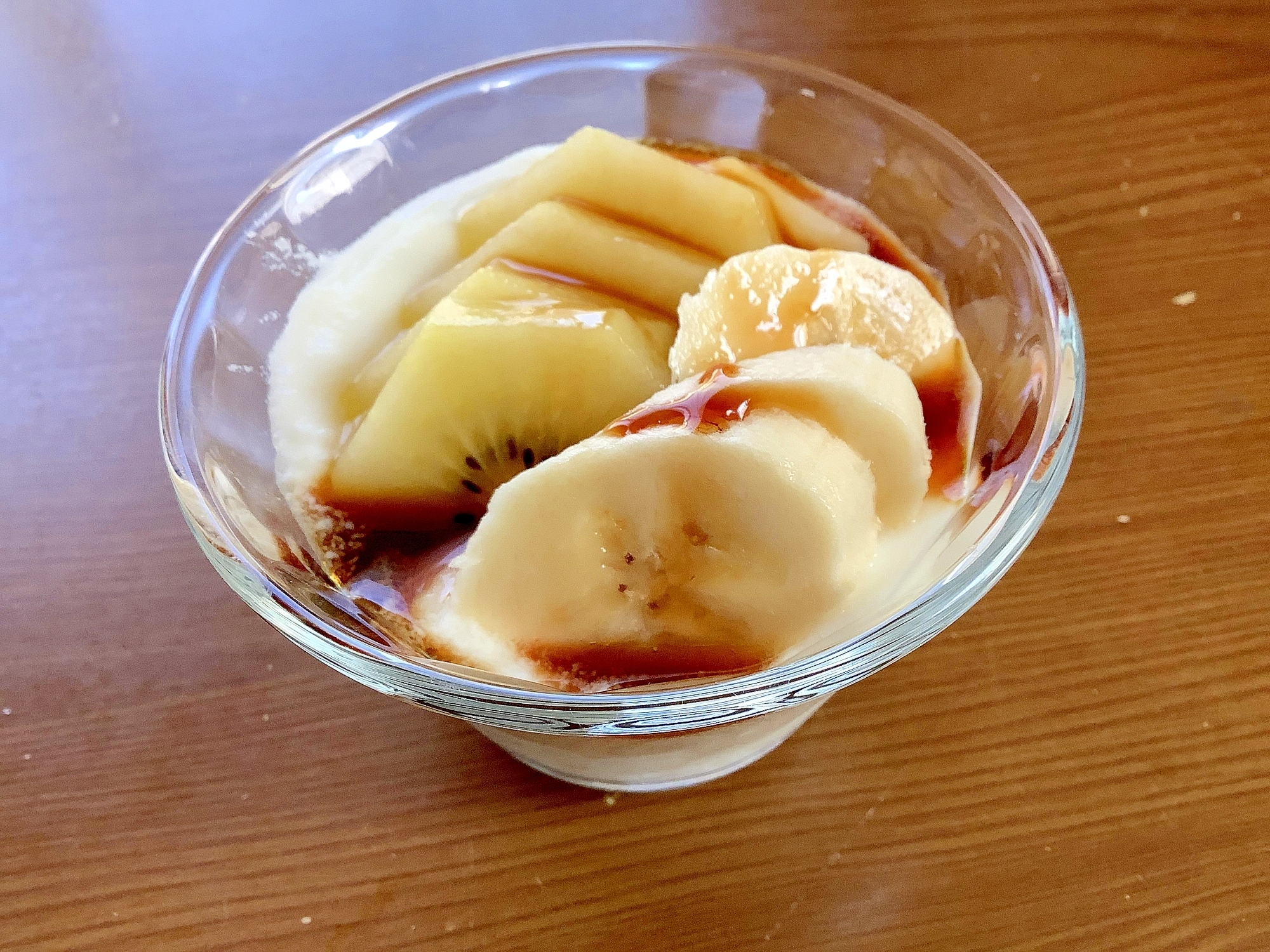 キウイとバナナのヨーグルト黒蜜がけ