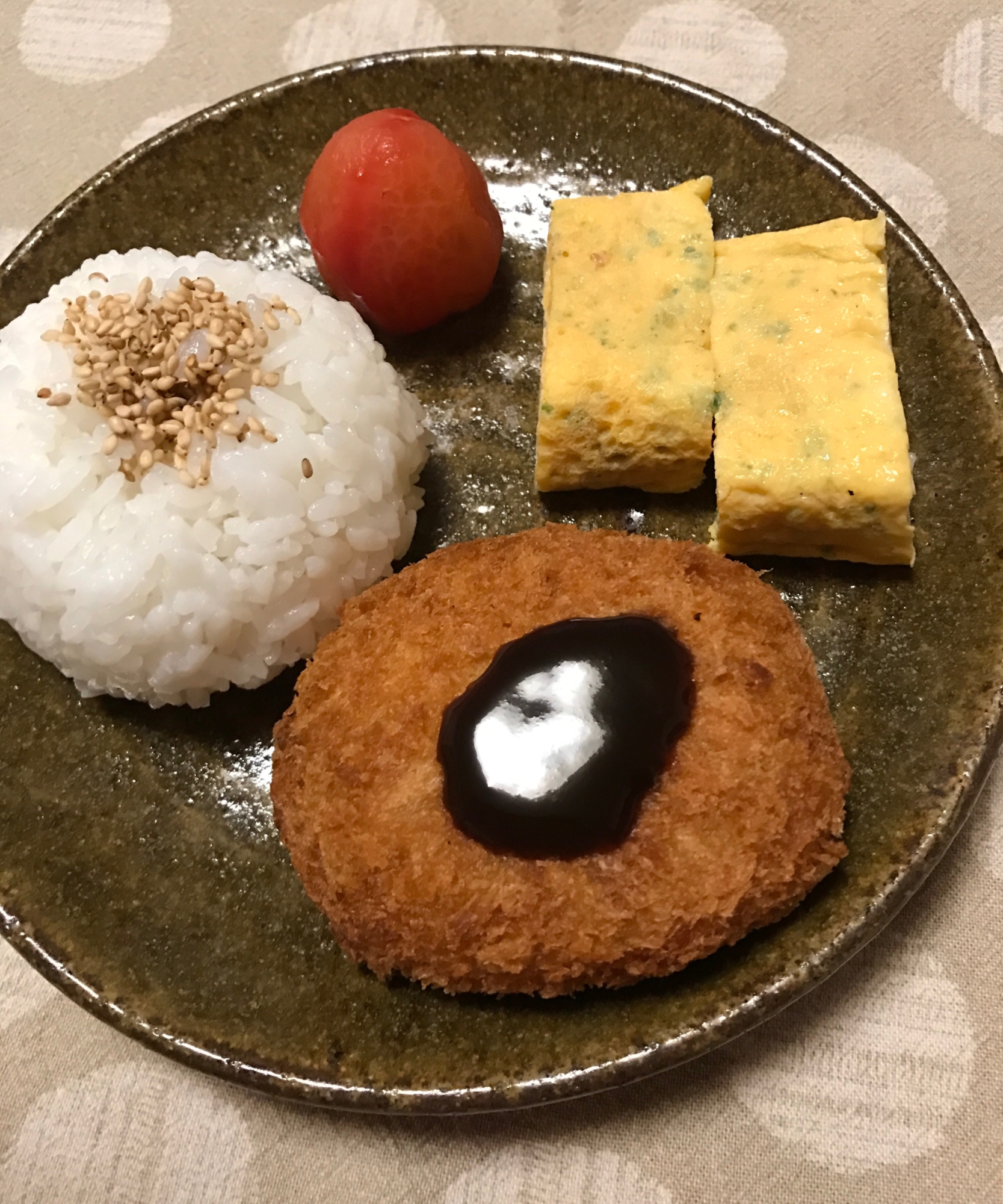 白ごまおむすびとコロッケの朝ごはん