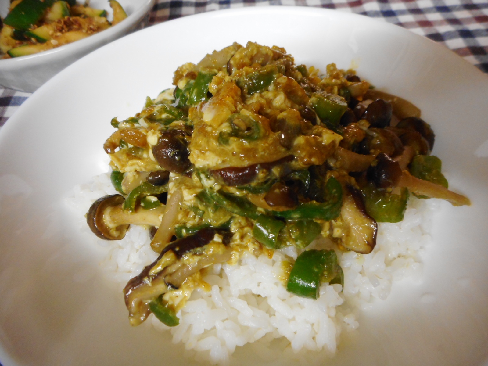 ピーマンと茸のカレー炒め丼