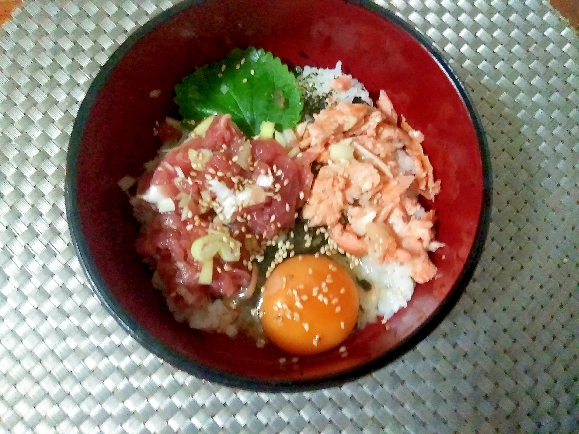 ユッケ風ネギトロ鮭丼