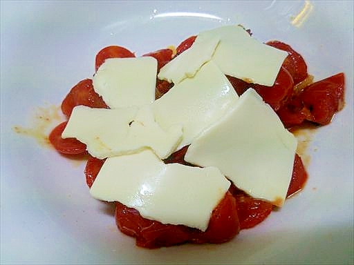 プチトマトのにんにく唐辛子炒め・チーズのせ