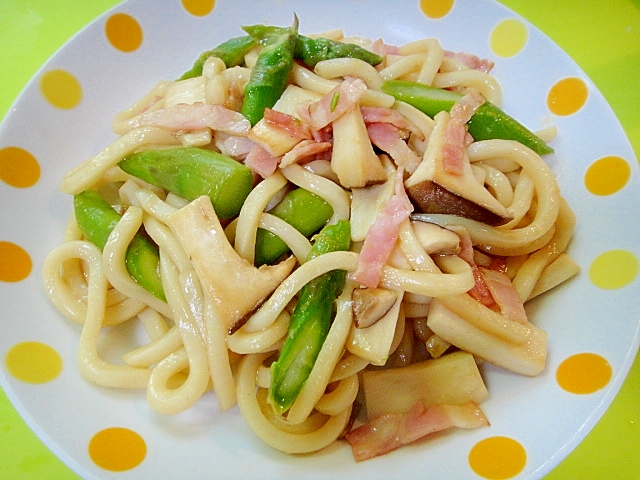 エリンギとアスパラベーコンの焼きうどん