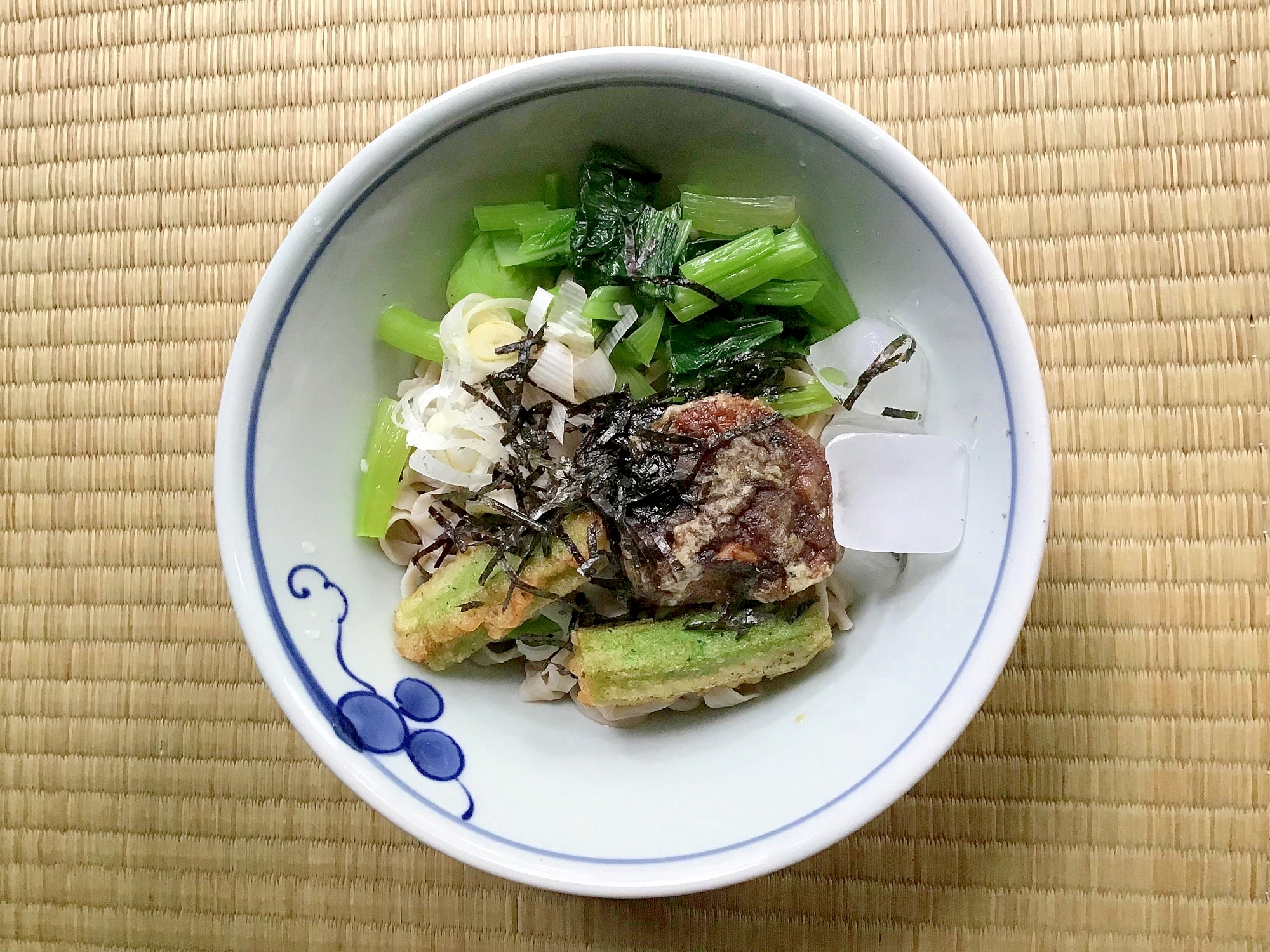 オクラと椎茸の天ぷらぶっかけうどん（冷）。