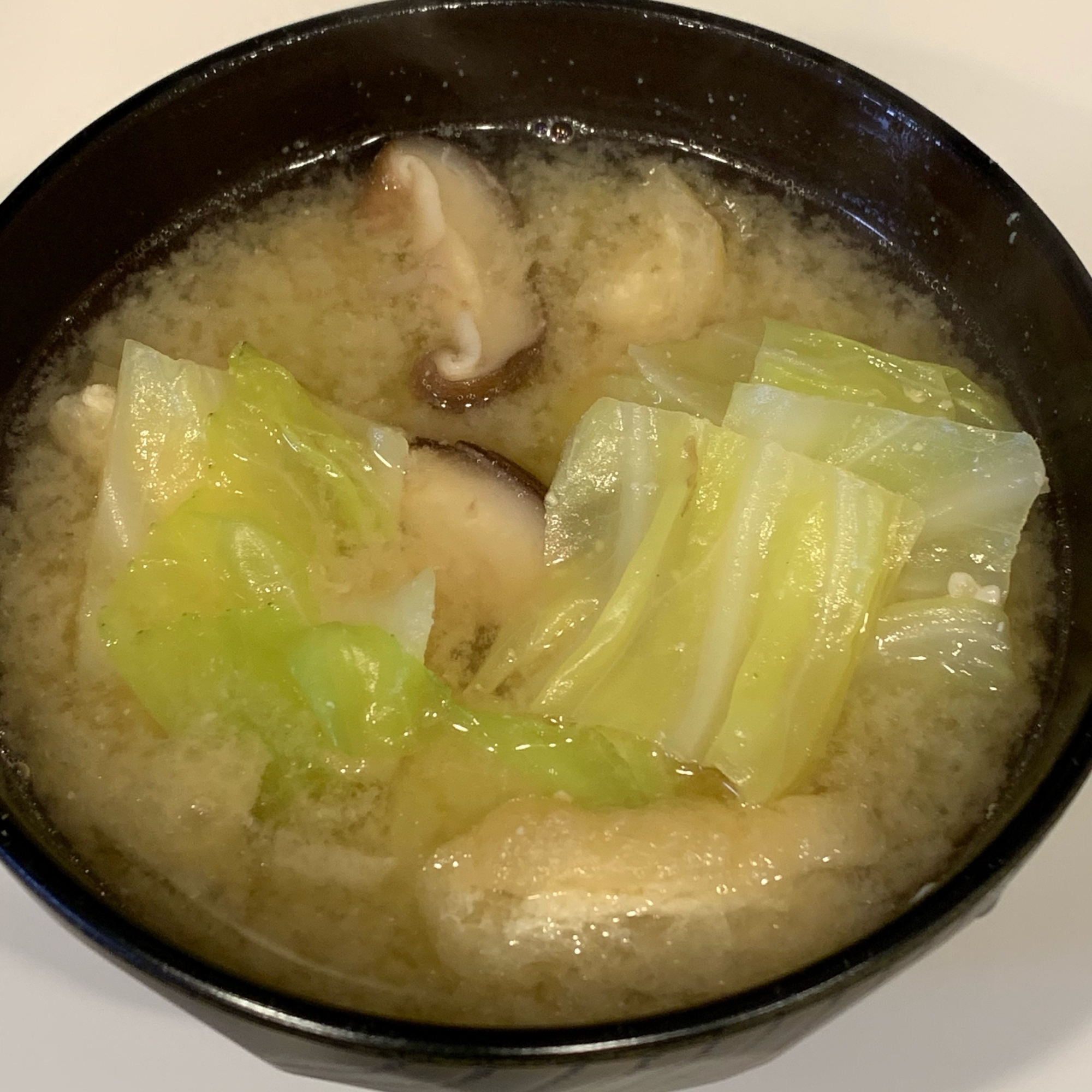 キャベツと椎茸と油揚げの味噌汁