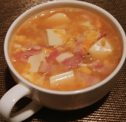 豆腐と卵とベーコンのコンソメスープ