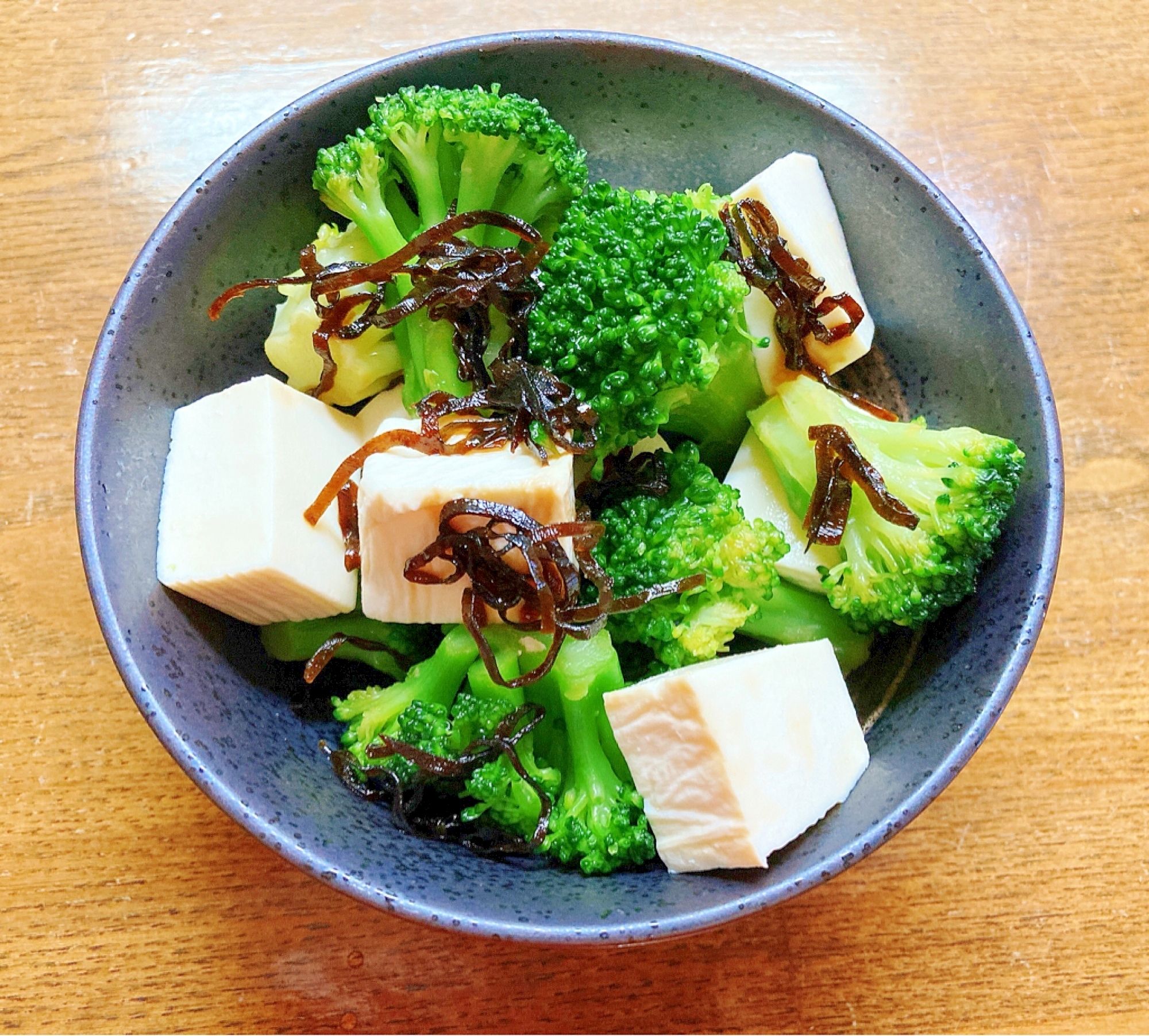 ブロッコリーと塩昆布と豆腐の和え物