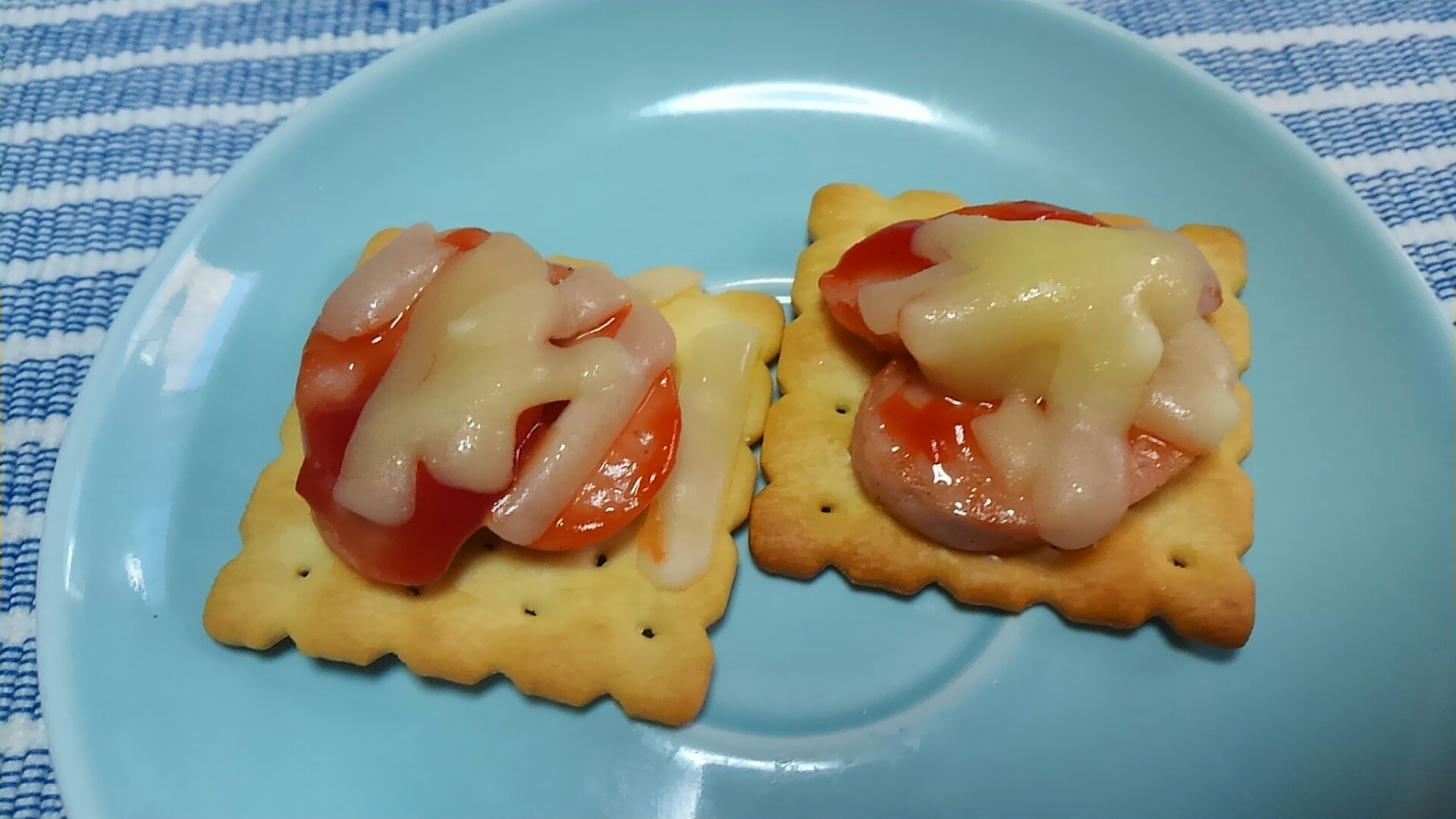 ギョニソのケチャップ炒めチーズかけのクラッカー☆