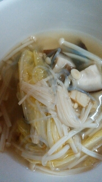 白菜とシイタケとエノキタケと春雨のスープ