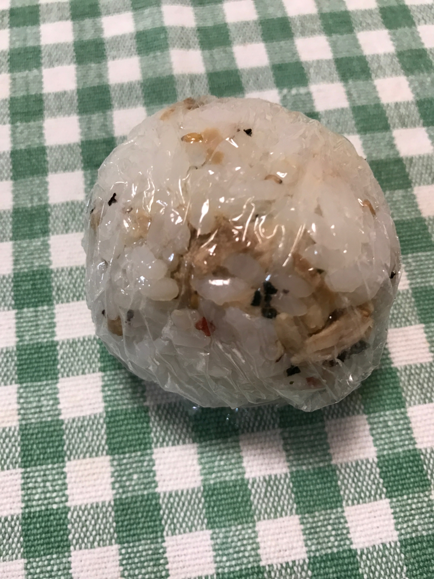 梅じそわかめふりかけとマグロ煮のごまおむすび