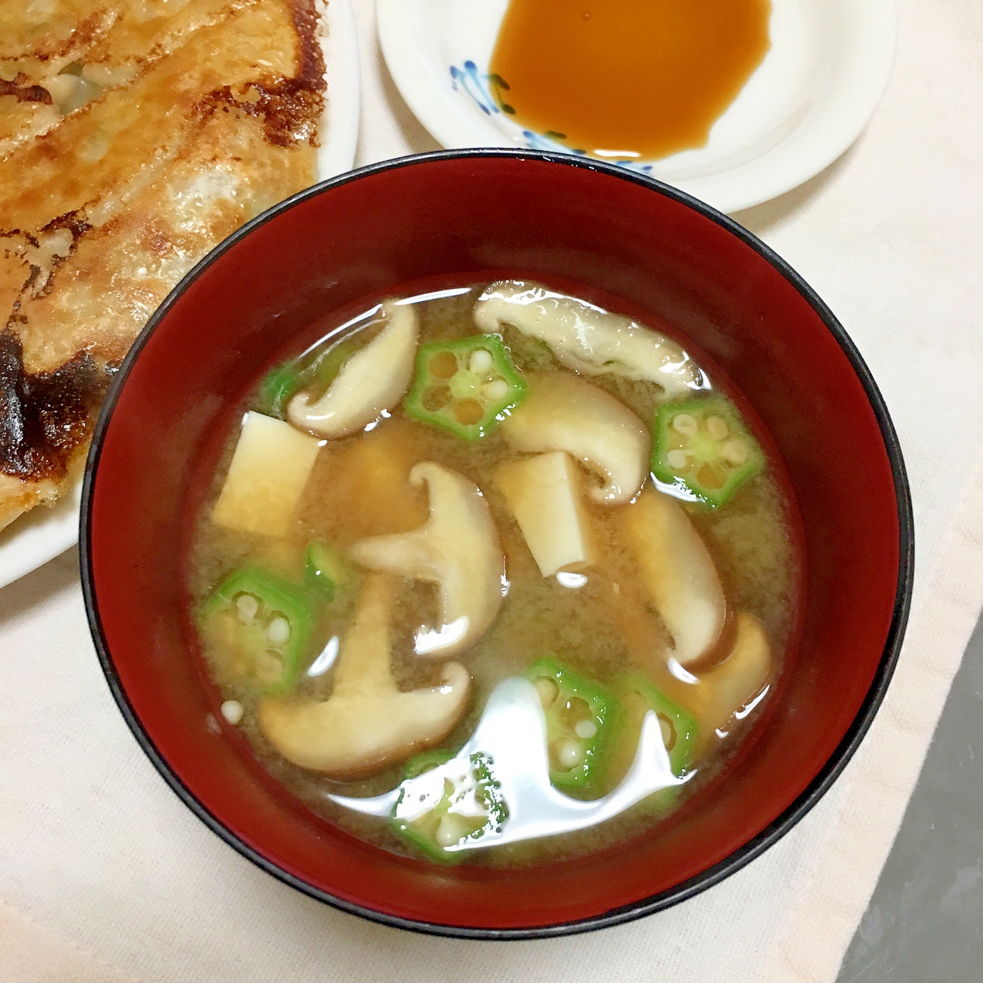 ちゅるっと美味しい豆腐と椎茸おくらのお味噌汁♡