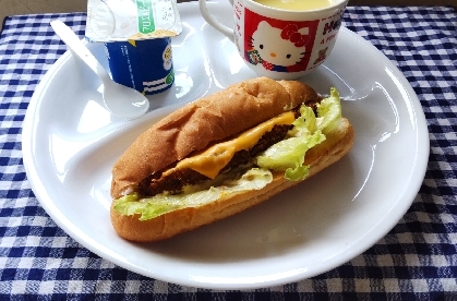 キャベツ&フィッシュバーガー<・))><✧˖°