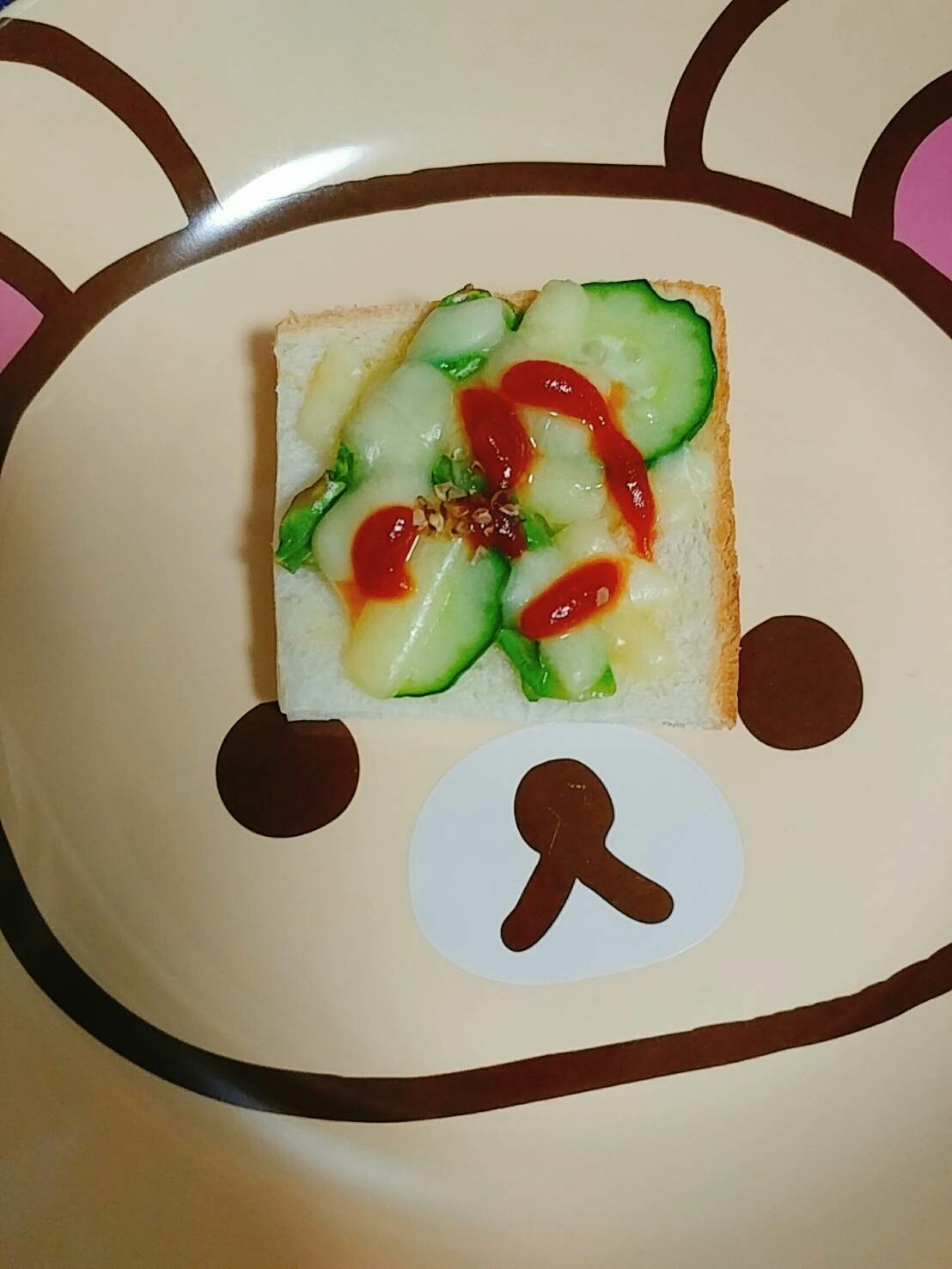 キャベツのめんつゆ炒めとキュウリのチーズおやつパン