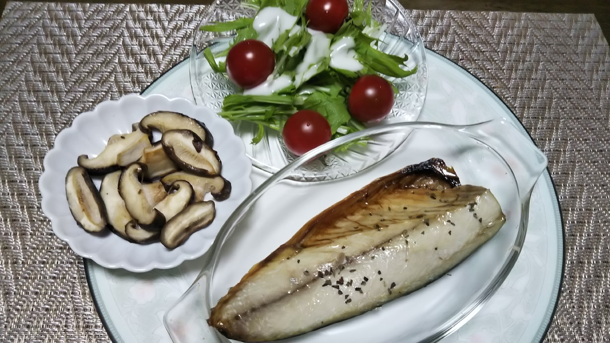 塩さばのオイル焼きと椎茸バターと水菜トマトサラダ☆