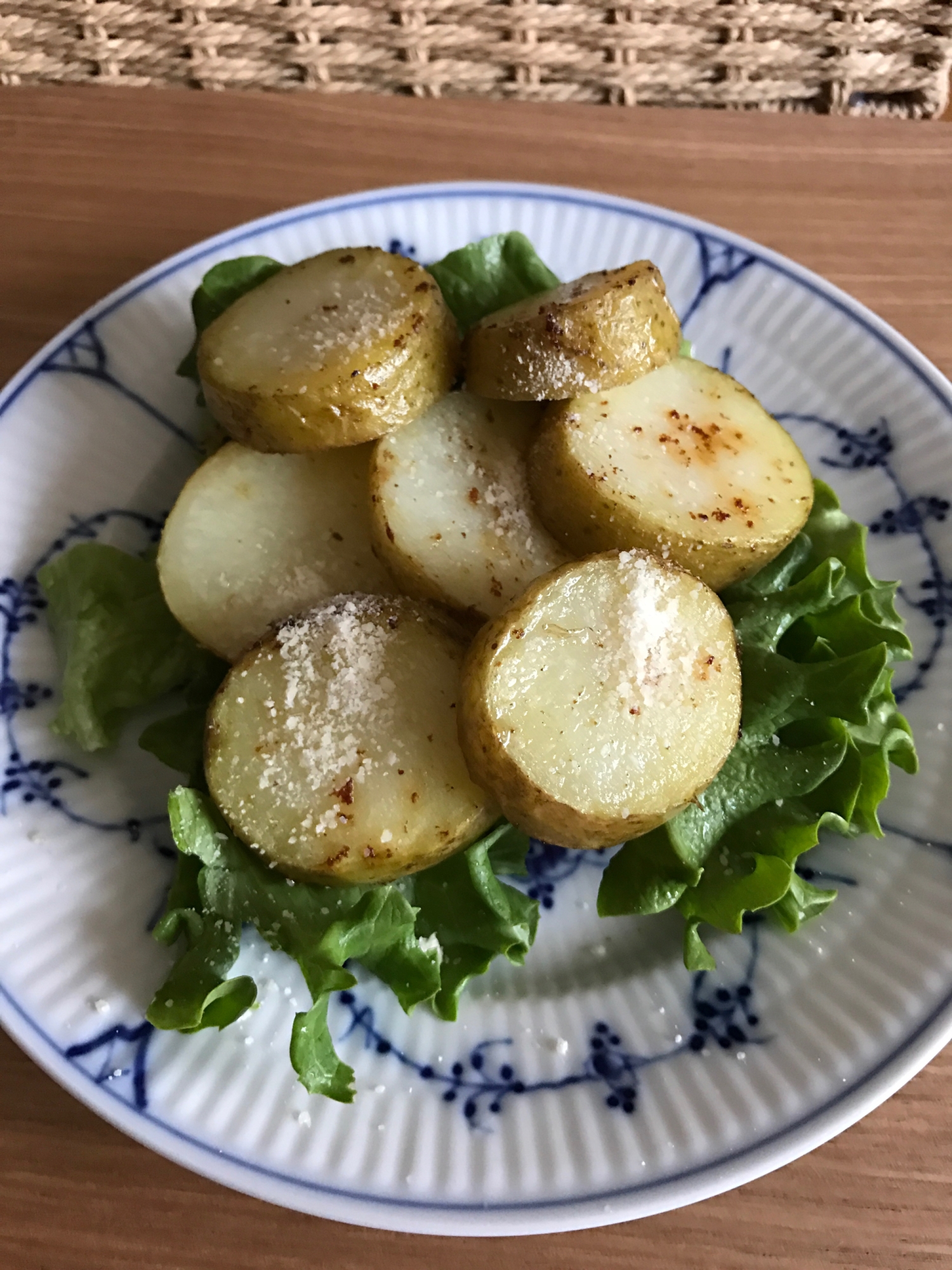 揚げじゃがと粉チーズのサラダ