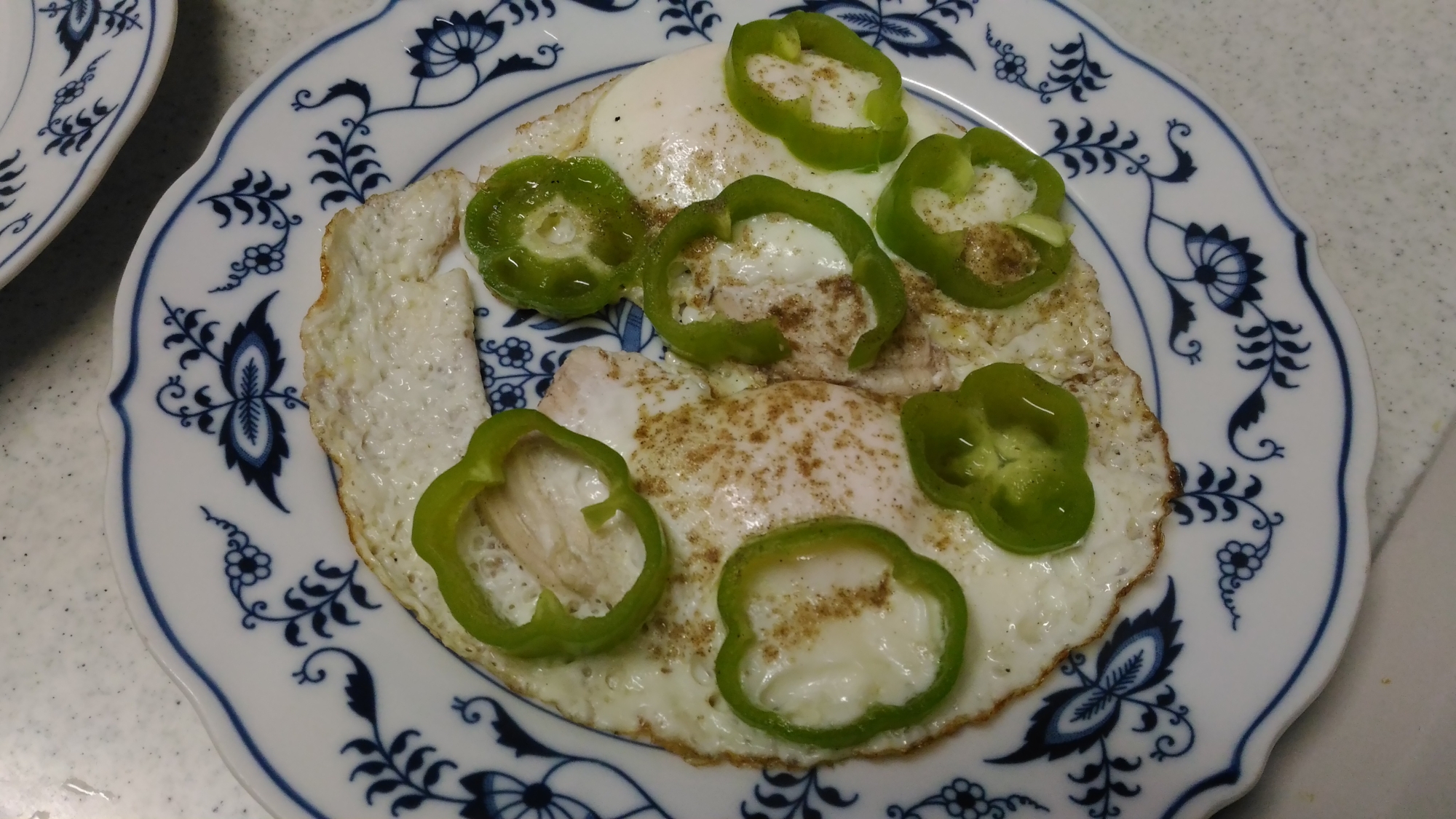 厚切り鶏ハムとピーマンの目玉焼き