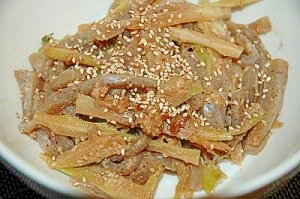 蒟蒻とブロッコリーの茎で酢味噌和え