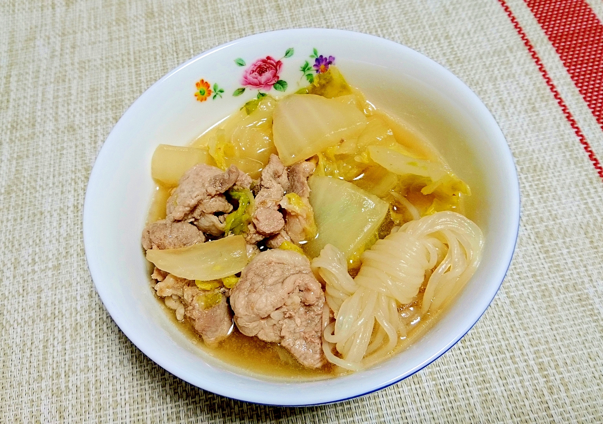 ちょっと甘めがおいしい☆白菜・豚肉・白滝の煮物