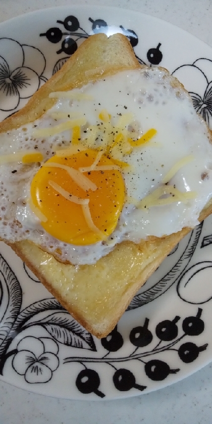 目玉焼きチーズトースト