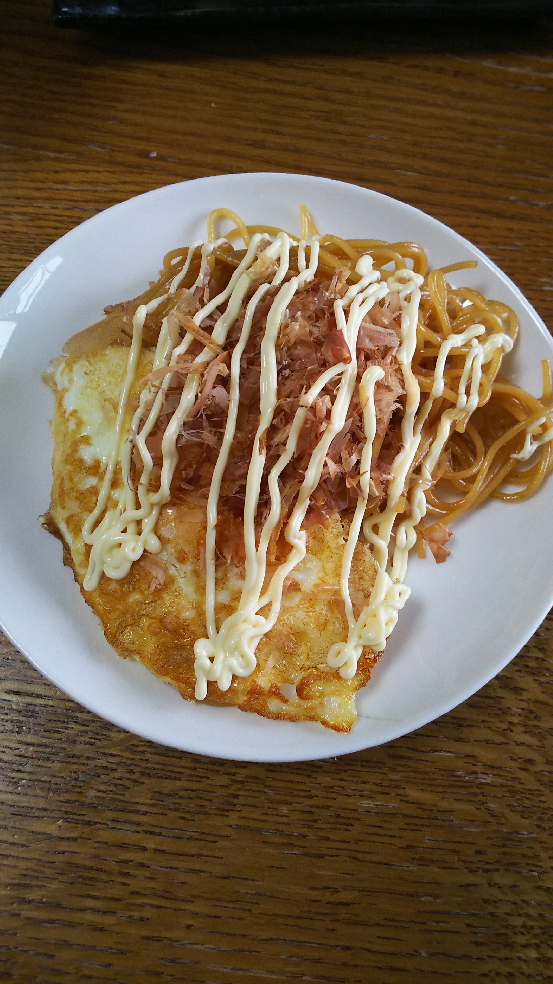 焼きそばと目玉焼きの鰹節マヨネーズ