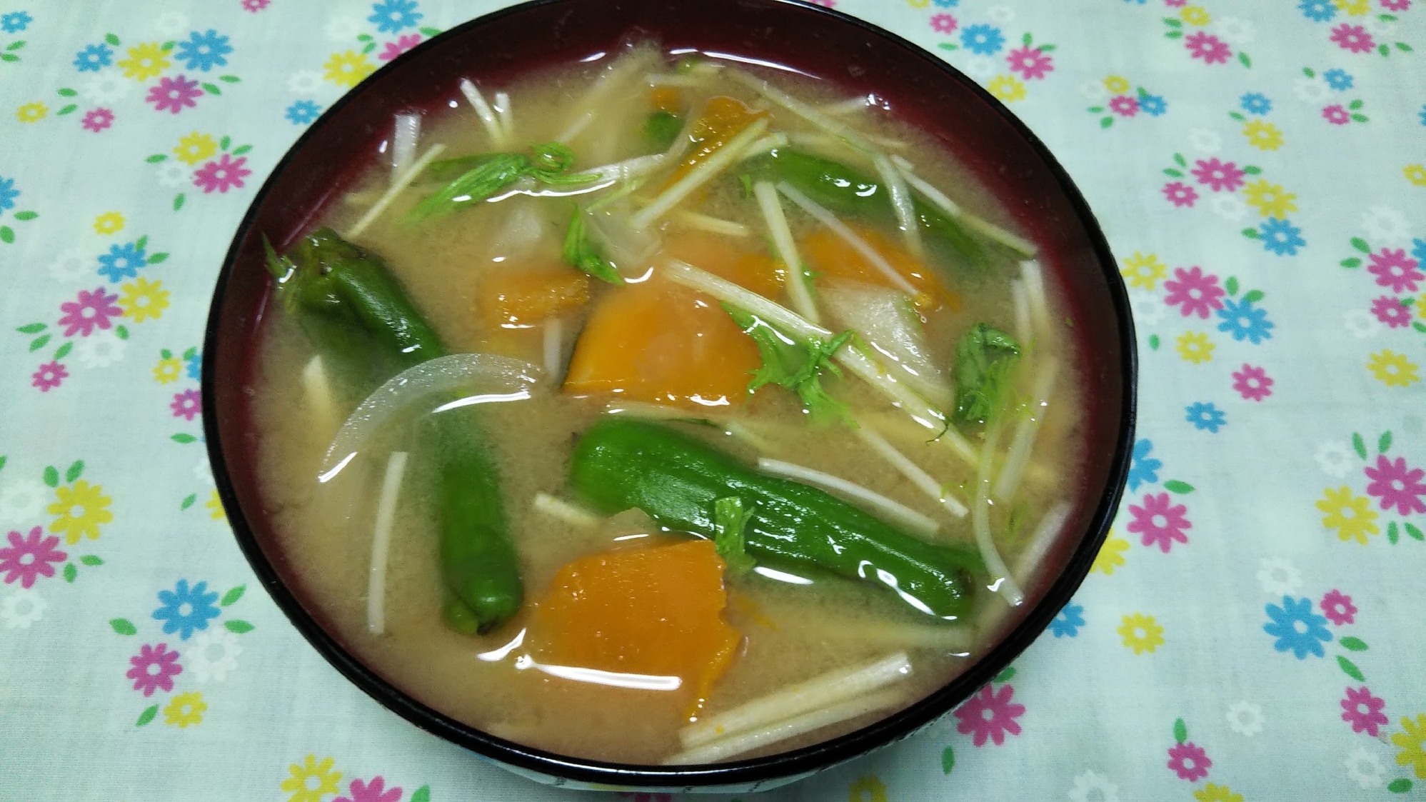 カボチャと新玉ねぎとしし唐と水菜の味噌汁☆