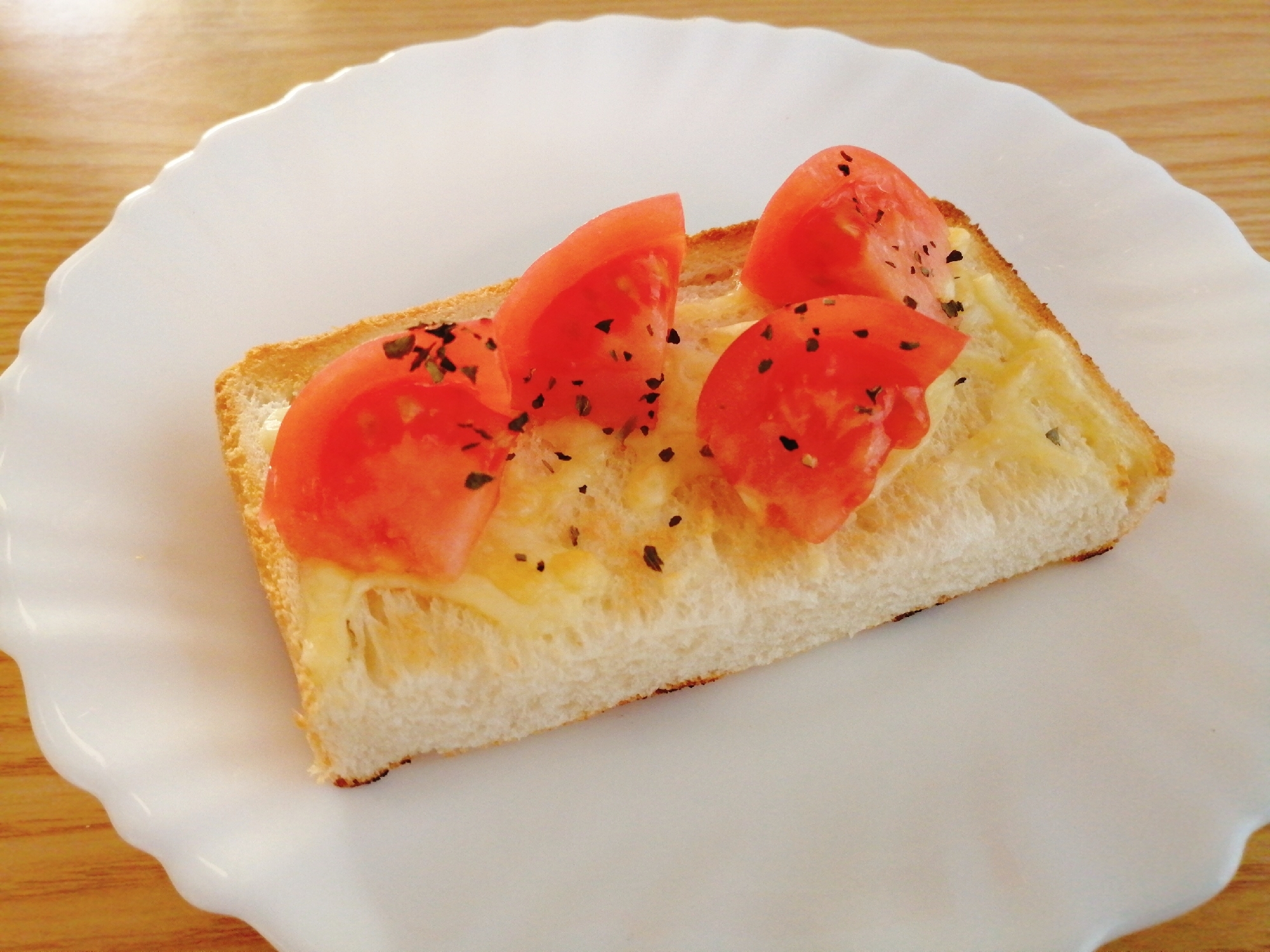 バジル風味☆トマトとチーズのトースト