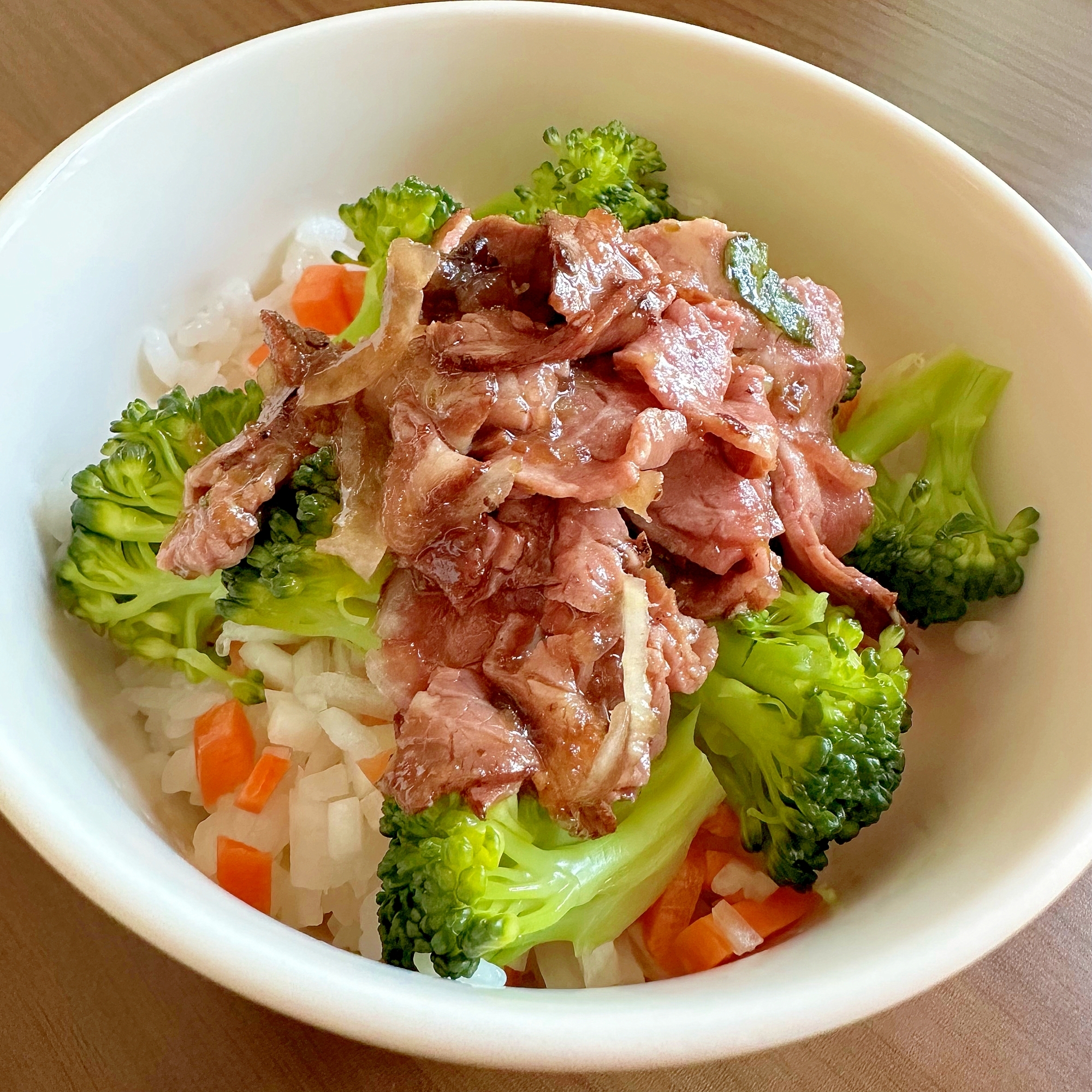 ローストビーフのサラダ丼ෆ ̖́-‬