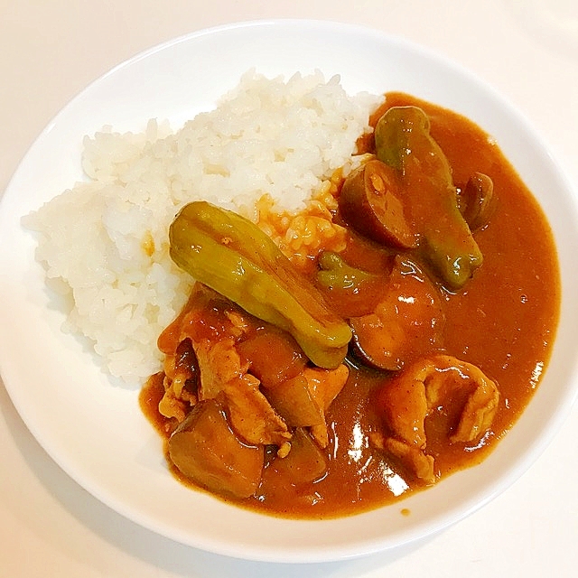 茄子とししとうの夏野菜ポークカレー♪たっぷり盛りで