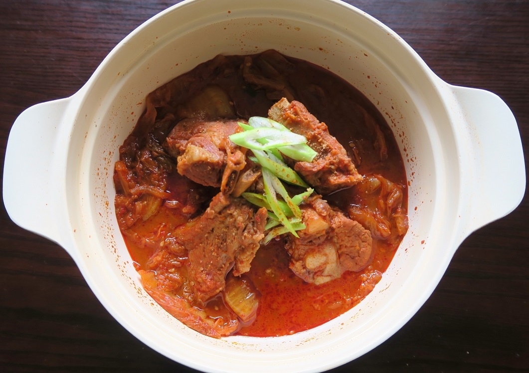 材料を入れて煮るだけ 豚カルビのキムチ煮 レシピ 作り方 By グルヤマ 楽天レシピ