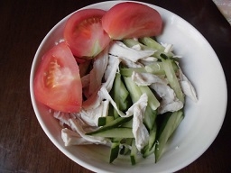 蒸し鶏ときゅうりとトマトのサラダ