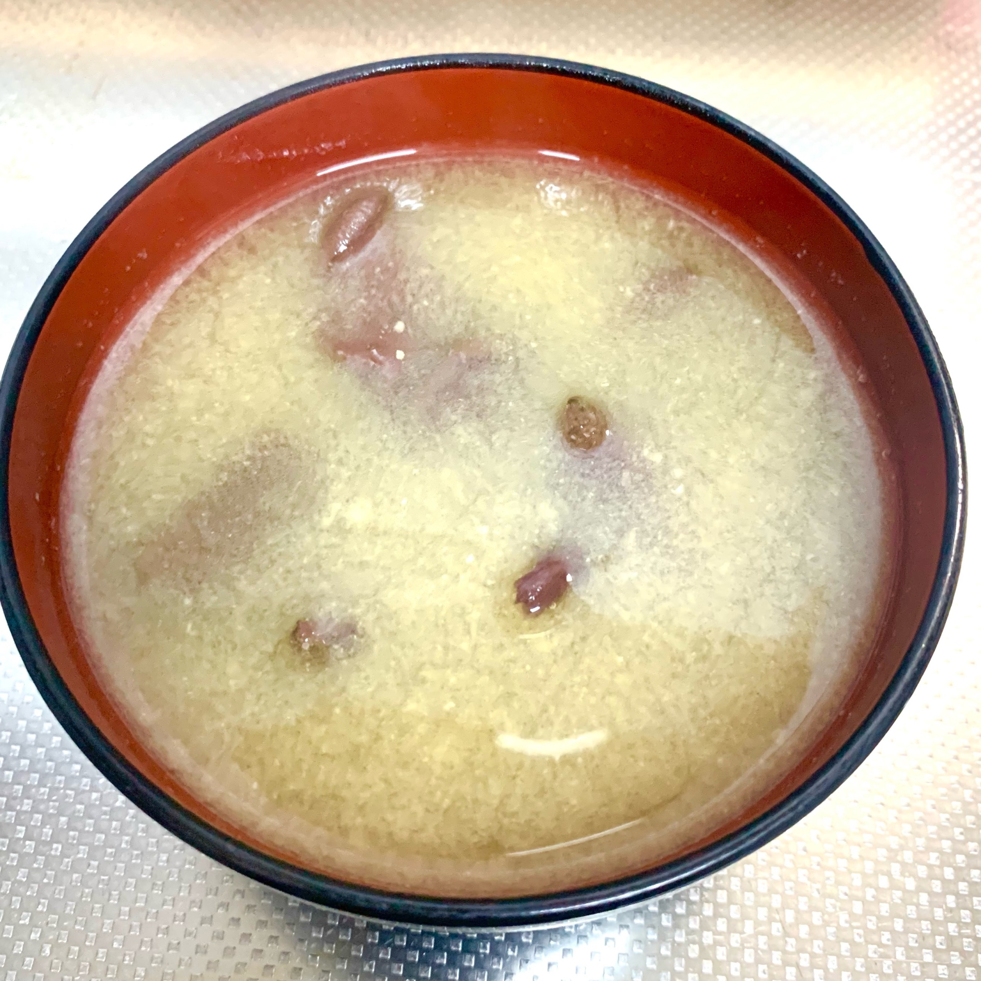 お椀に入ったアミタケのみそ汁