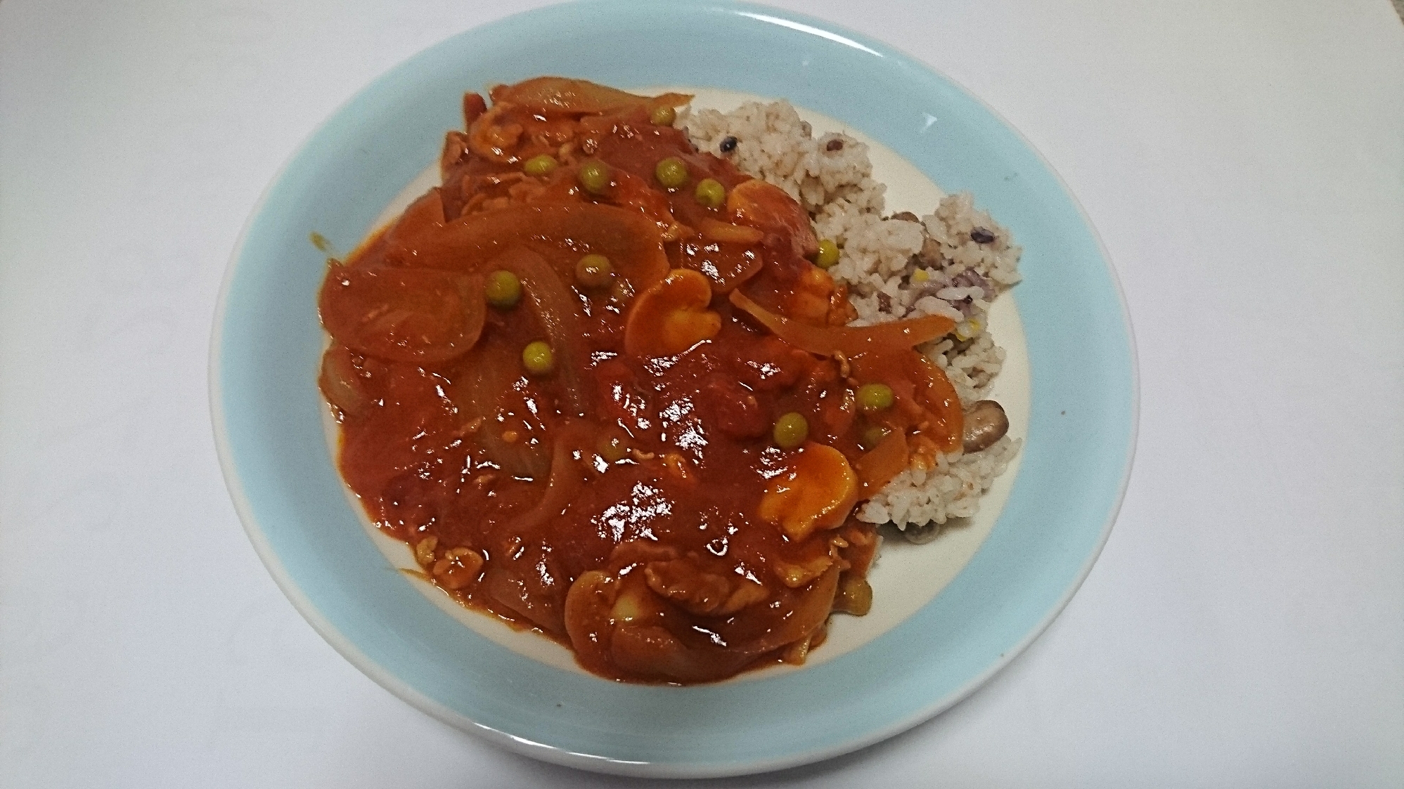 トマト缶とルーを使ってトマトたっぷりハヤシライス