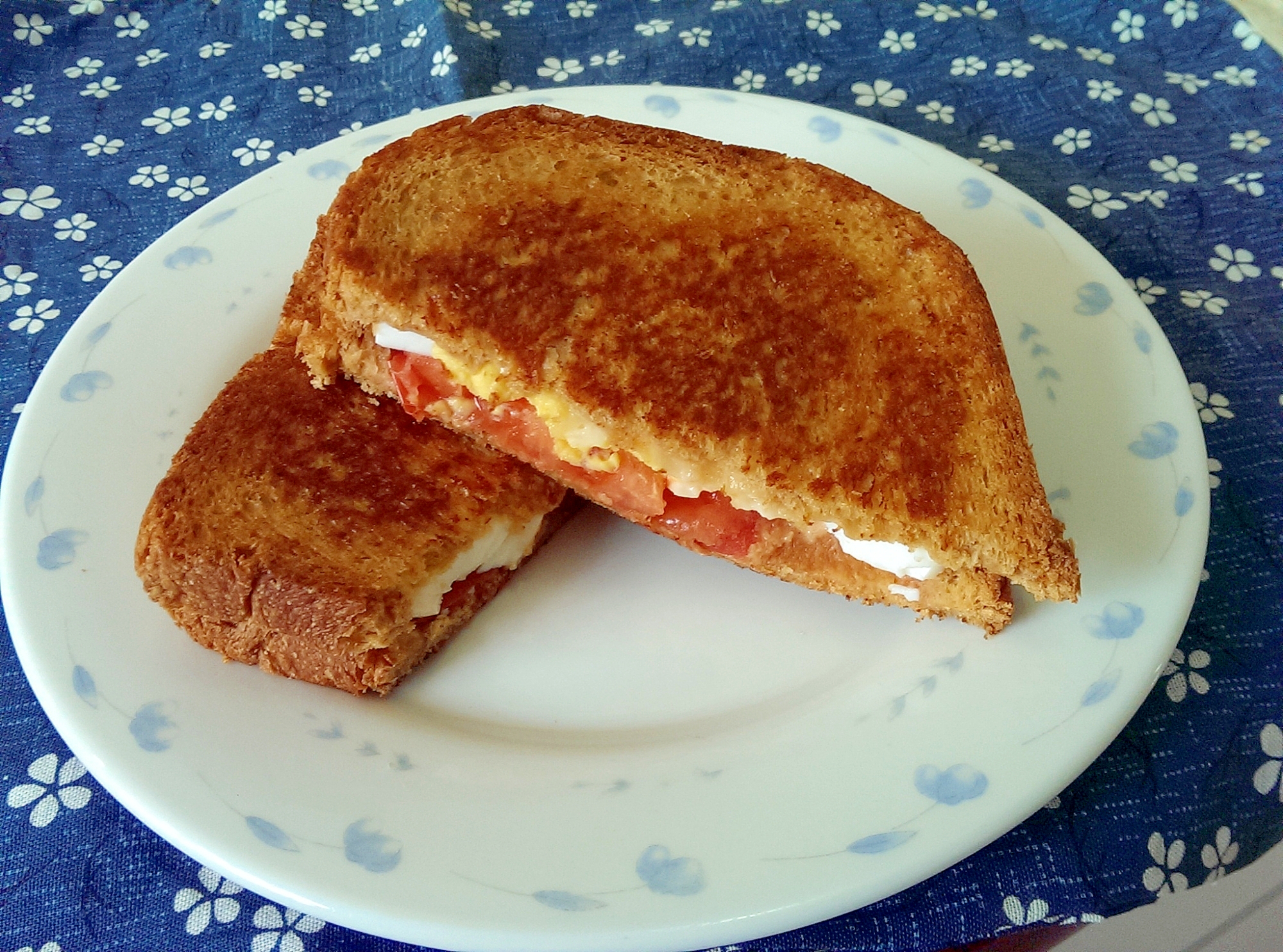 ゆでたまごとトマトのホットサンド