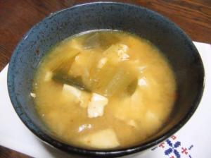 青梗菜と豆腐のピリ辛味噌汁