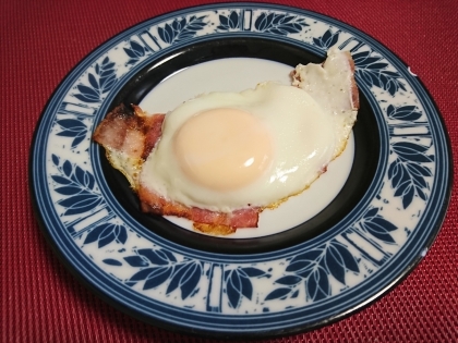 こんにちは～ちょっと肉に隙間を作っておくと、卵に直接熱が入り、が早く固まるからいいですよね！わたしもベーコンやハムに間を作って焼いてます　ごちそうさま